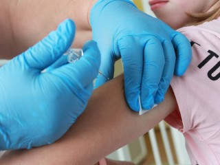 Не все дети под защитой: где в Подмосковье сделать прививку от гриппа ребенку и какие вакцины применяют