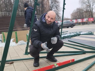 В Наташинском парке начали монтировать новогоднюю елку и заливать каток
