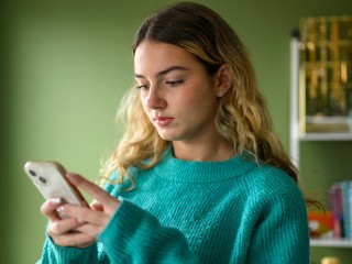 Все проблемы из-за телефона: блогерша нашла связь между соцсетями и бедностью