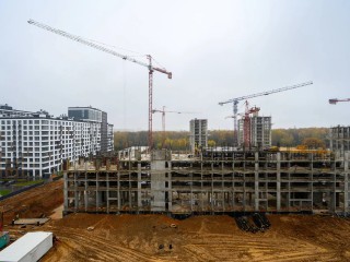 От монолита до лесопарка: как в Красногорске растет ЖК, где у каждого корпуса — своя этажность, а у жителей — пять гектаров леса под окнами