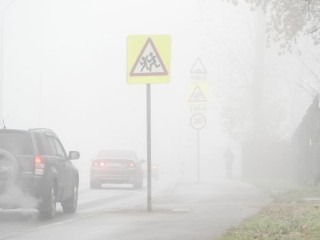 Дороги в тумане: «желтый» уровень опасности объявлен на трассах Подмосковья