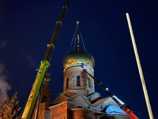 Даже под крылом самолета: золоченый купол храма в Лобне виден с высоты птичьего полета