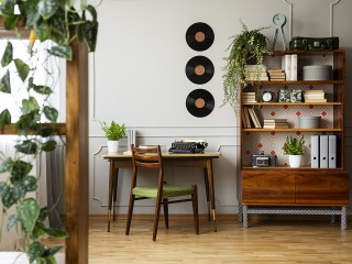 Комоды, кресла и массивные люстры: жители Подмосковья скупают советскую мебель