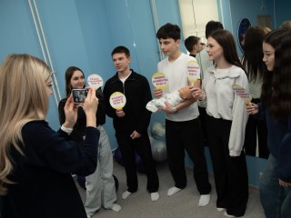 От теории к практике: будущие врачи Видного учатся пеленать, носить «столбиком» и переживать схватки