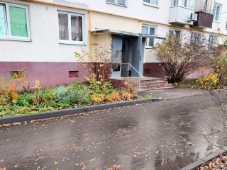 На улице Банковской у дома демонтировали торчащий кусок арматуры