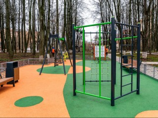 От руин к уютному двору: как подмосковные специалисты контролируют благоустройство в Мариуполе