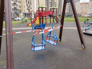 В Свердловском после обращения жителей починили спинку на детских качелях
