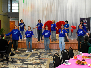 Зарайские волонтеры провели праздничный концерт для матерей