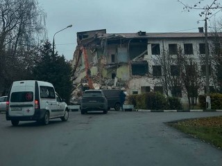 Строительная техника начала разбирать здание корпуса №3 больницы Мытищ