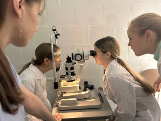 Коломенские школьники примерили медицинские халаты