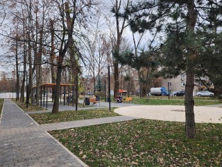 Аллея Ветеранов готовится к открытию: в сквере устанавливают лавочки для гостей