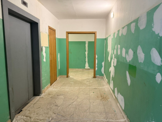 В подъезде дома в Калининце меняют окна, двери и почтовые ящики