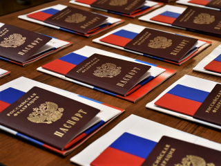 Шесть подростков получили первые паспорта от главы наукограда