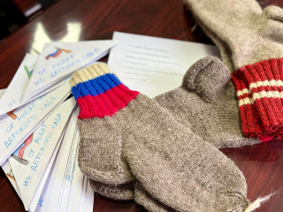 Жительница Таширова сама связала и отправила на фронт носки с детскими письмами