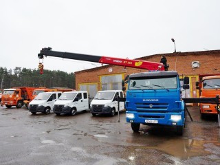 Комбинат благоустройства пополнил автопарк тремя «Газелями» и мощным манипулятором