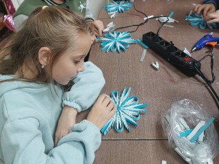 В Ильинском начали своими руками делать украшения для главной сельской елки