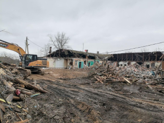 На улице Чичерина демонтируют ветхое здание: почему это важно для жителей