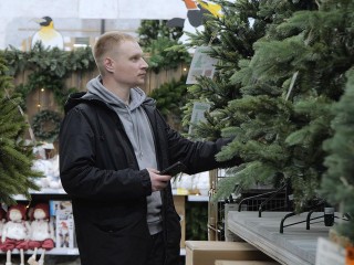 Что выгодно покупать перед Новым годом: советы экономиста, как сэкономить на продуктах и подарках