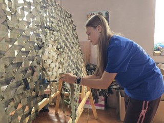 Молодогвардейцы Луховиц помогли волонтерам СВО в плетении маскировочных сетей