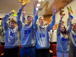 Восемь предметов и лучшие преподаватели: чем занимаются школьники на каникулах