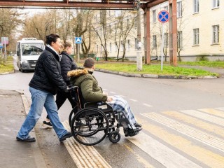 В городе улучшают городскую среду для людей с ограниченной мобильностью