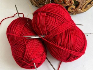 Пробки и мигранты в свитерах: проблемы Москвы высмеяли через «вязаный тренд»