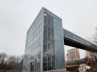 Где раньше перебегали, там будут спокойно переходить: когда отроется новый надземный переход с лифтами в Лобне