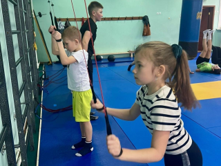 Новый тренажер в спортшколе Наро-Фоминска позволяет отработать технику лыжного хода в зале