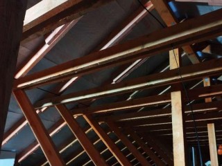 Крыша больше не течет: когда завершится капремонт кровли дома в Рошале