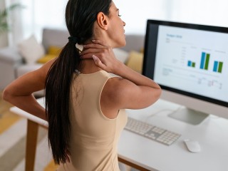 Психолог объяснила, как снять телесные зажимы, которые крадут молодость