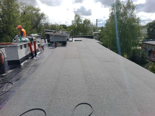 В доме на Центральной полностью обновили кровельный пирог: утепление и новое покрытие уже готовы к холодам