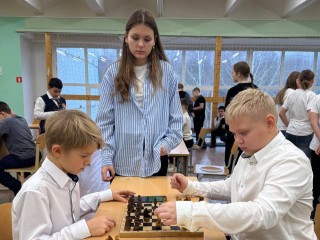 Школьники примерили на себя профессии спасателей и сыграли в шахматы