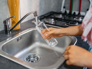 Как мыть пластиковые бутылки для воды, чтобы там не образовалась плесень