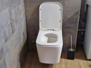 Стоит запомнить раз и навсегда: сантехник раскрыл, зачем солить воду в унитазе