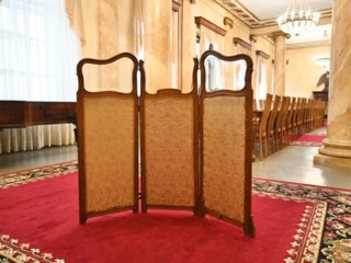 Столетнюю ширму из красного дерева передали в дар усадьбе Горенки меценаты из Балашихи