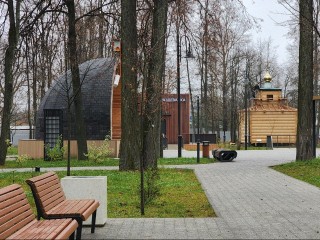 Строители завершают кровельные работы на часовне в парке Киово в Лобне