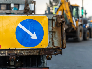 Мешающие обзору водителей ветви деревьев опилили на улице Угрешской в Дзержинском