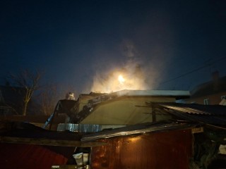 Пожарные потушили горящий сарай в СНТ «Строитель» в Истре