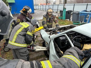 На базе пожарной части провели учения по деблокировке людей из авто: какие навыки помогут выжить при ДТП