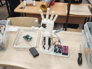 Революция от школьников: в Долгопрудном создали роботизированный протез руки, способный изменить жизнь