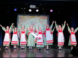 Артисты фольклорных коллективов показали электростальцам костюмы народов России