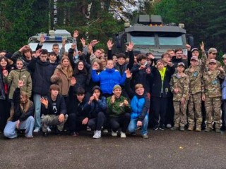 Форум в Щелкове: где подростки вместо скучных лекций разбирали автоматы и лечили «раненых» товарищей