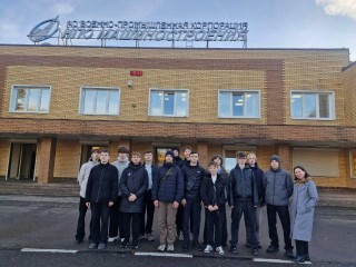Когда уроки выходят за стены школы: как НПО машиностроения познакомило ребят с космосом