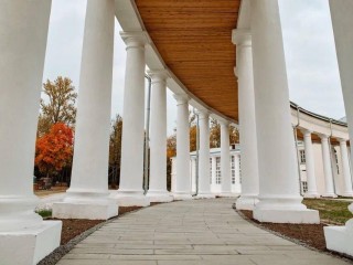 Гравюры и памятные медальоны Толстого: в отреставрированных залах музея-усадьбы «Горенки» проводят экскурсии