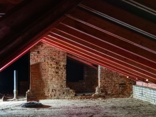 Крыша больше не течет: как в старом доме деревни Вышегород устроили капитальный апгрейд