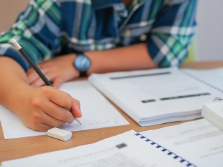 С заботой о детях героев: как подмосковным семьям участников СВО получить выплату на школьников