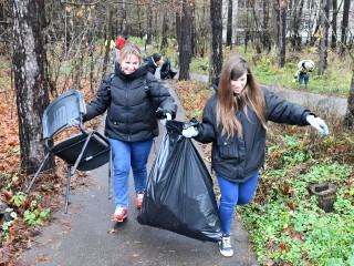 На субботнике в Жуковском жители очистили территории от мусора и листьев