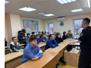 В колледж пришел гость в погонах и пригласил студентов в ряды блюстителей закона