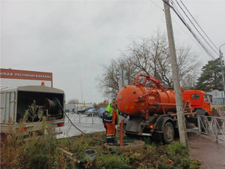 Рабочие принимают меры для защиты леса в Пироговском от затоплений