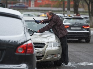 Как быстро очистить лобовое стекло от снега без усилий: старый дедоский способ работает